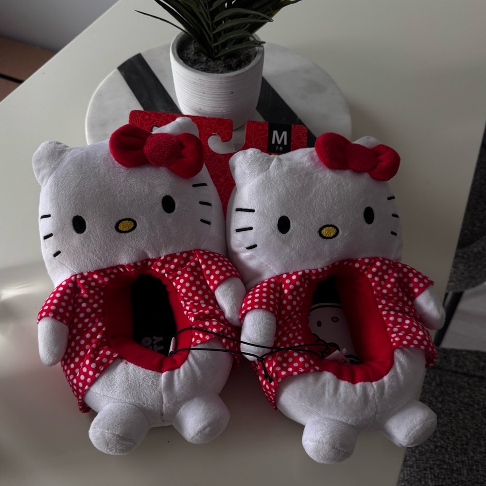 Hello Kitty slippers size 7-8 NWT